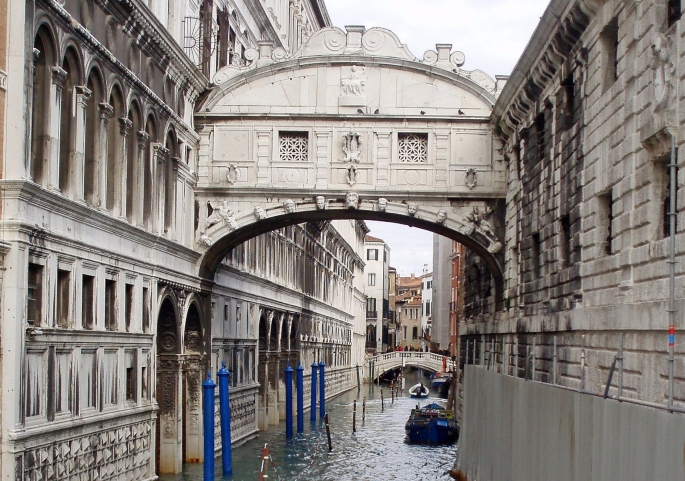But the Bridge of Sighs, built for the mundane purpose of transporting people from one building to another, also has one further claim to fame.  It is the world’s first skybridge.