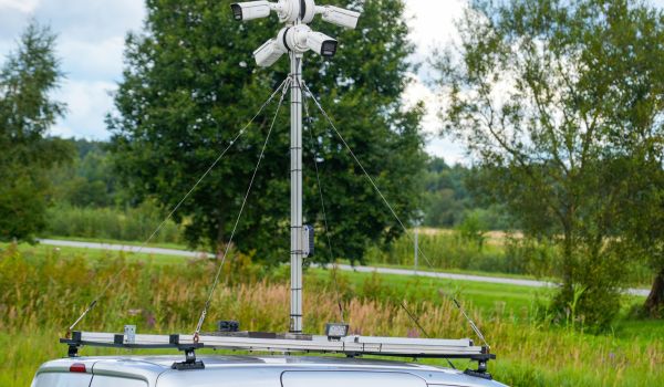 Mobile CCTV Surveillance System with Four Security Cameras Mounted on Vehicle Roof Mast