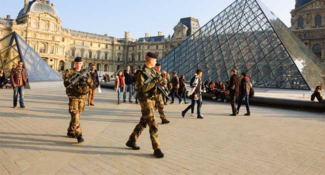 Paris Guard Fires on Man with Machete at Louvre