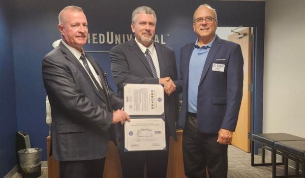 Allied Universal manager receiving award
